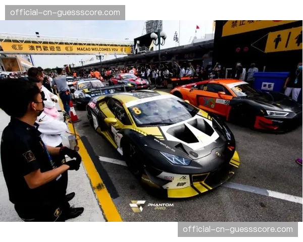 “终点后的沉默:范德普尔在新闻报环赛屈居亚军后独自走向大巴” “终点后的沉默:范德普尔在新闻报环赛屈居亚军后独自走向大巴”